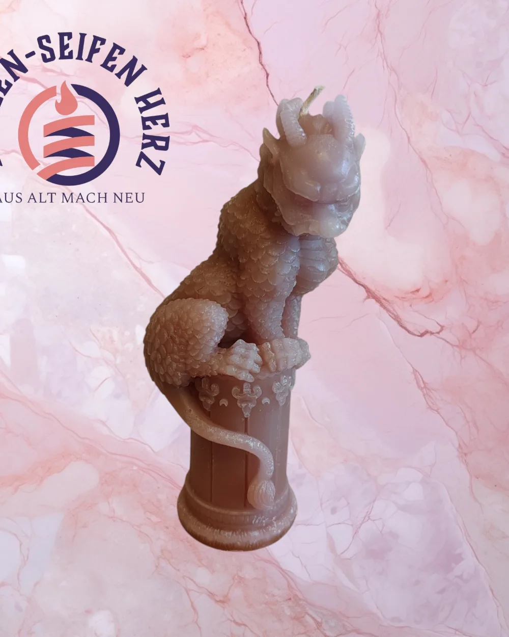 Drachen-Kerze als Handyfoto auf rosa Marmor (vorher)