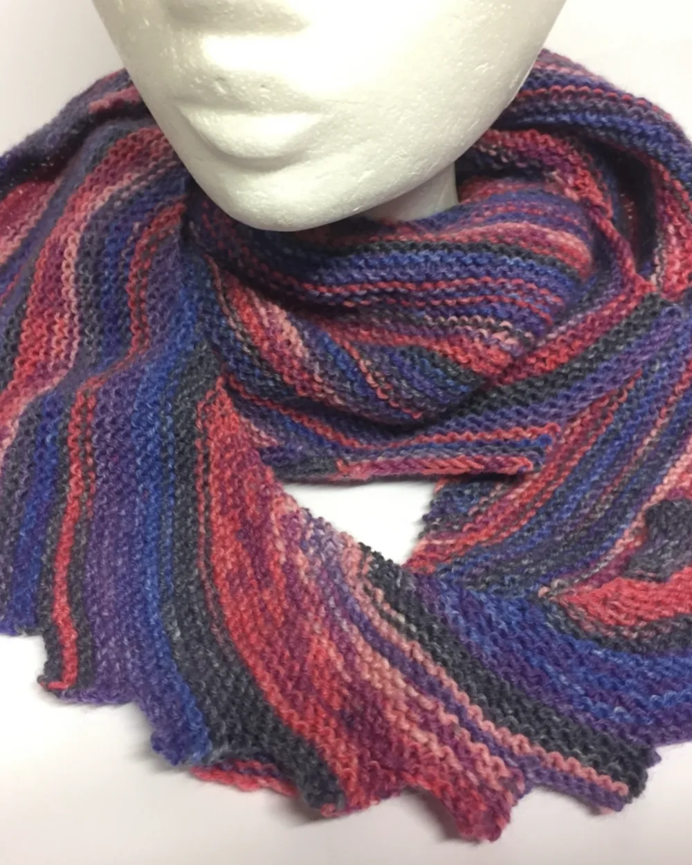 Handgestrickter Schal auf einem Styropor-Kopf als Handyfoto (vorher)